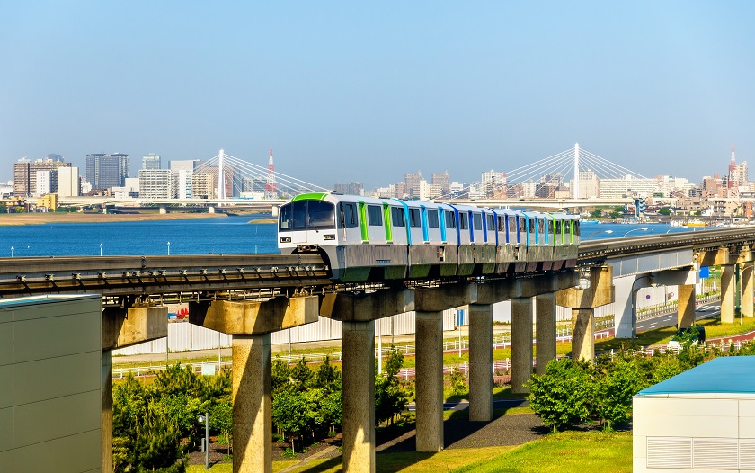 Tokyo Monorail approaching Hamamatsucho