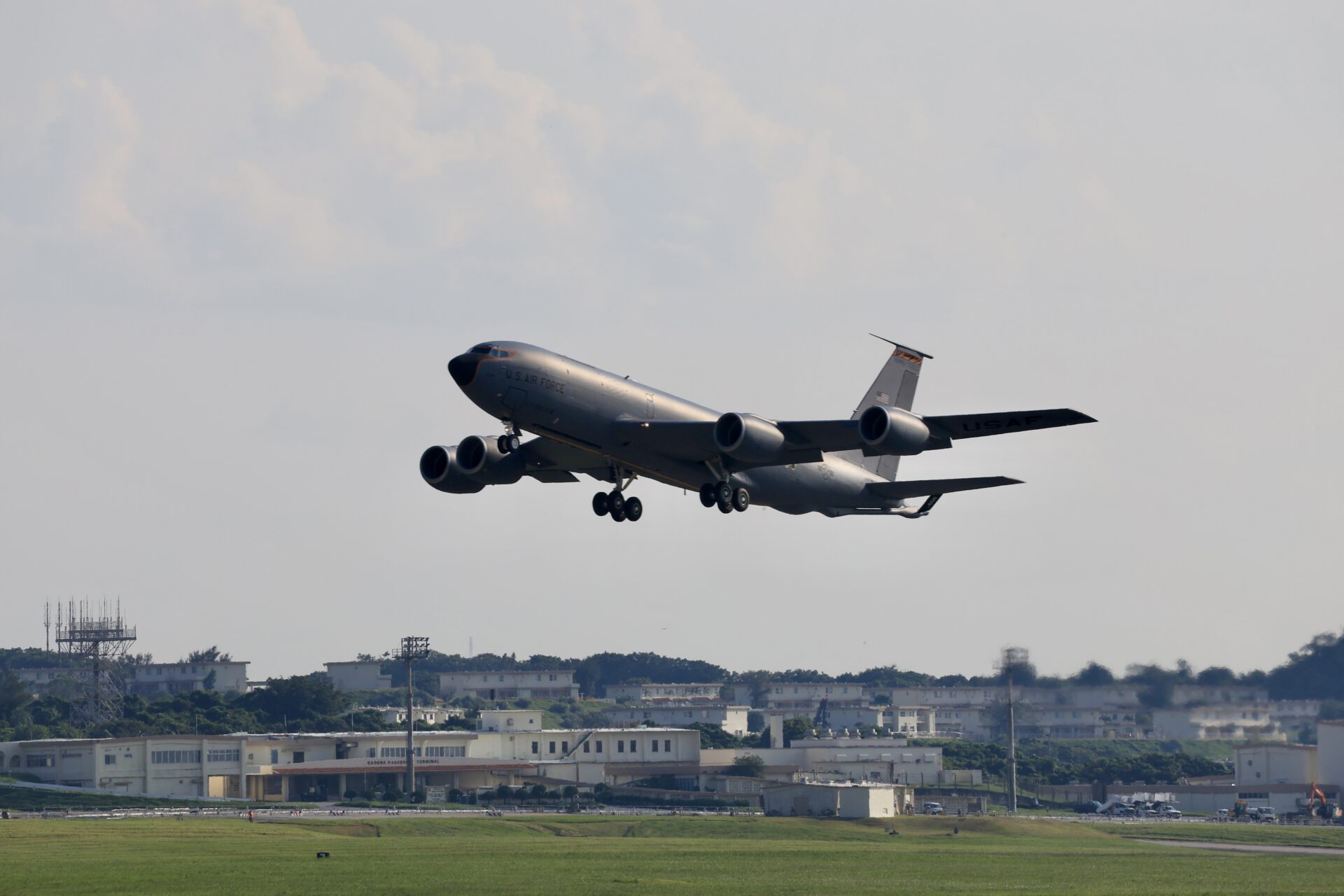 kadena_cargo_plane_landing