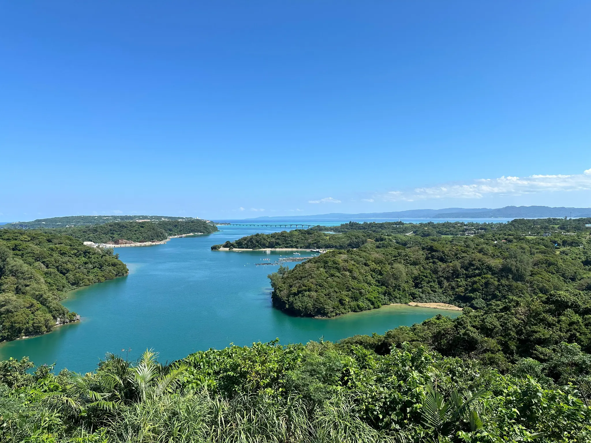 Panoramic view of the ocean and Kouri Bridge from Rikarikawarumi